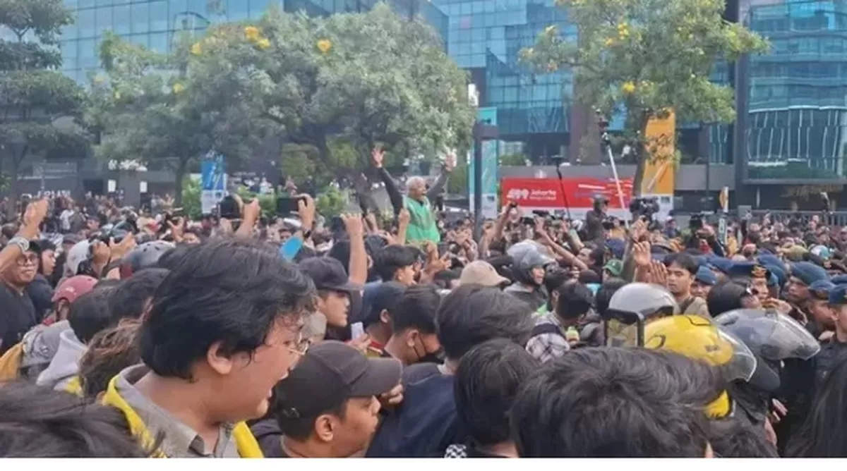 Massa aksi demo BEM UI menyampaikan aspirasi yang bikin macet lalu lintas di pusat Kota Jakarta.