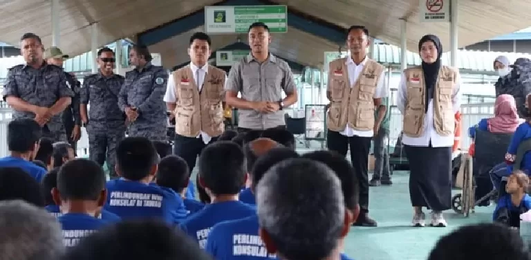 INGATKAN: ILO TNI Konsulat RI Tawau, Mayor Inf. Yudha Anantherasa didampingi staf Konsulat RI Tawau saat memberikan pengarahan di Pelabuhan Ferry, Tawau. (DOK KRI TAWAU) 