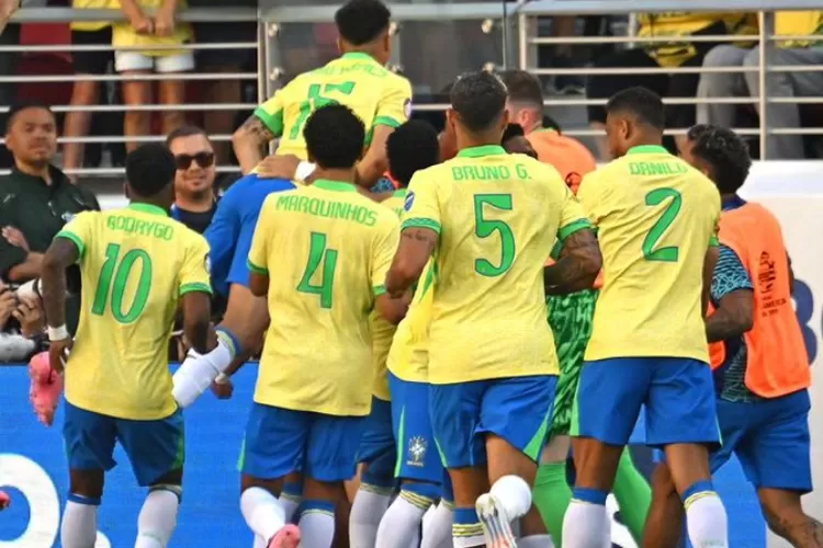 Para pemain Brasil merayakan gol Raphael ke gawang Kolombia di Copa America 2024 USA (victorynews.id/Instagram @cbf_futebol)