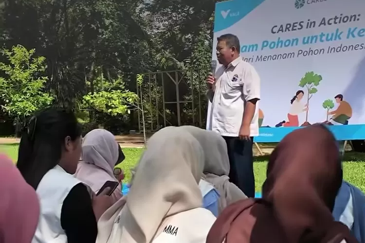 Mahasiswa KKN Andi Djemma dengarkan pemaparan di taman kehati sawerigading wellacae (IST)