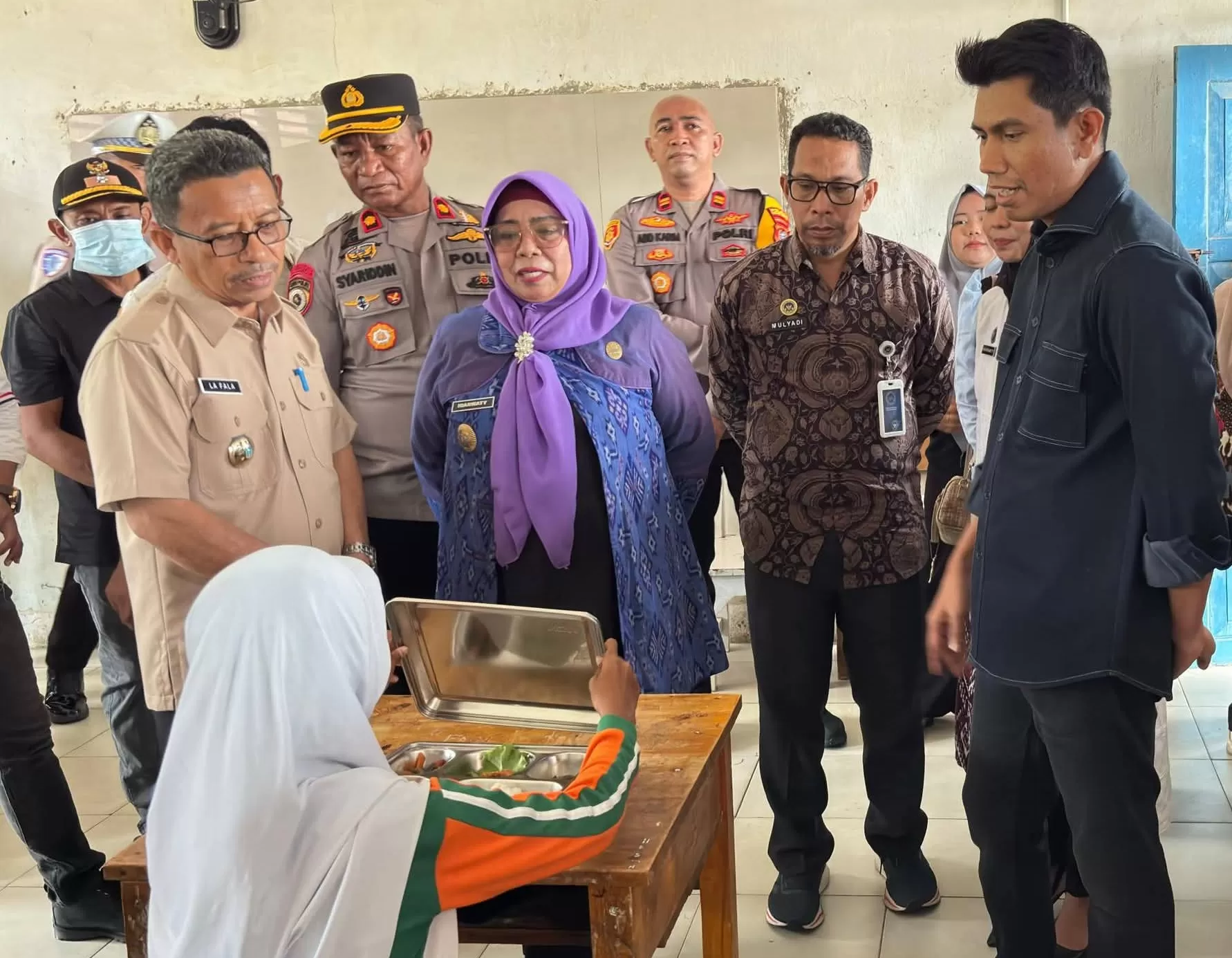 Anggota DPR Bahtera Banong saat meninjau langsung pelaksanaan penyaluran MBG di Kolaka Timur