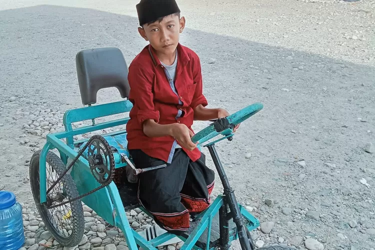 Muhajir santri asal Abdya yang tengah menempuh pendidikan pesantren di Nagan Raya mengayuh sepeda butut miliknya untuk beraktivitas sehari-hari, Minggu (19/1/2025)