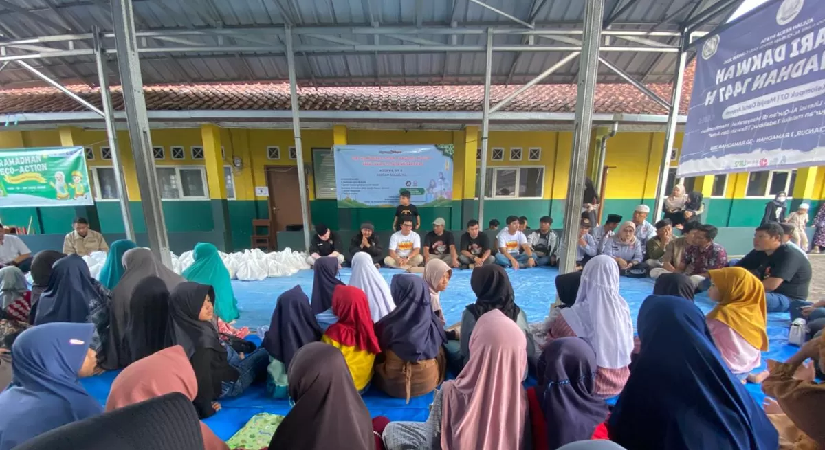 Komunitas Bagong Mogok Koorwil 4 Sukaluyu santuni puluhan Yatim dan bersihkan Masjid. (FOTO: Ist)
