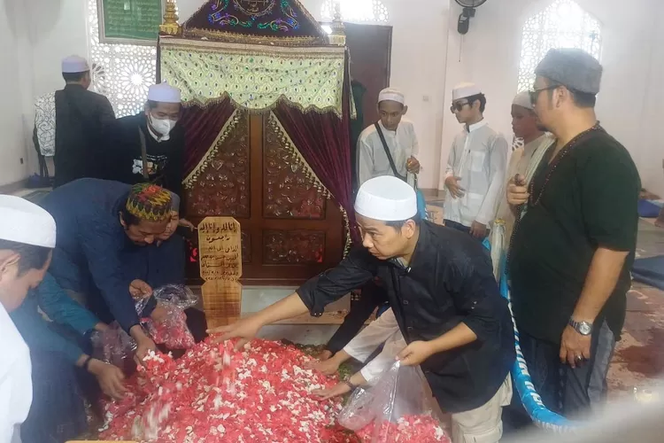 Prosesi tabur bunga pada makam almarhum Habib Hasan bin Jafar Assegaf, di Hubabah Fatma Alatas, area Masjid Nurul Musthofa Center, Kelurahan Jatimulya, Cilodong, Kota Depok. (ANDIKA EKA/RADAR DEPOK)