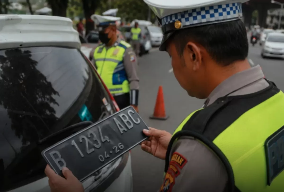 Potret penindakan plat nomor kendaraan yang sengaja dimodifikasi atau sengaja gunakan TNKB ganda dan sengaja dilepas saat berkendara akan dikenakan denda (Instagram/gresiknews)