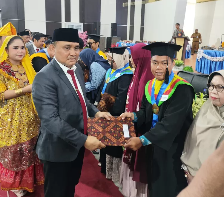 Sadli Lesnusa mewakili Pemprov Sulteng di acara wisuda Untad ke-126 pada Senin 14 Oktober 2024. (Foto: Ist).