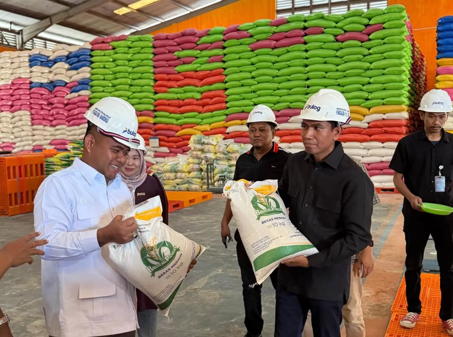 Wakil Ketua Komisi II DPR Bahtera Banong saat meninjau gudang Bulog Sultra