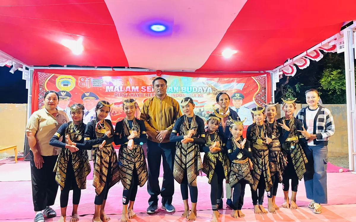 Camat Raijua Djibrael Radja Kudji (tengah) bersama salah satu kelompok tari. (Yongki Pawe Due/SketsaNusantara.id)