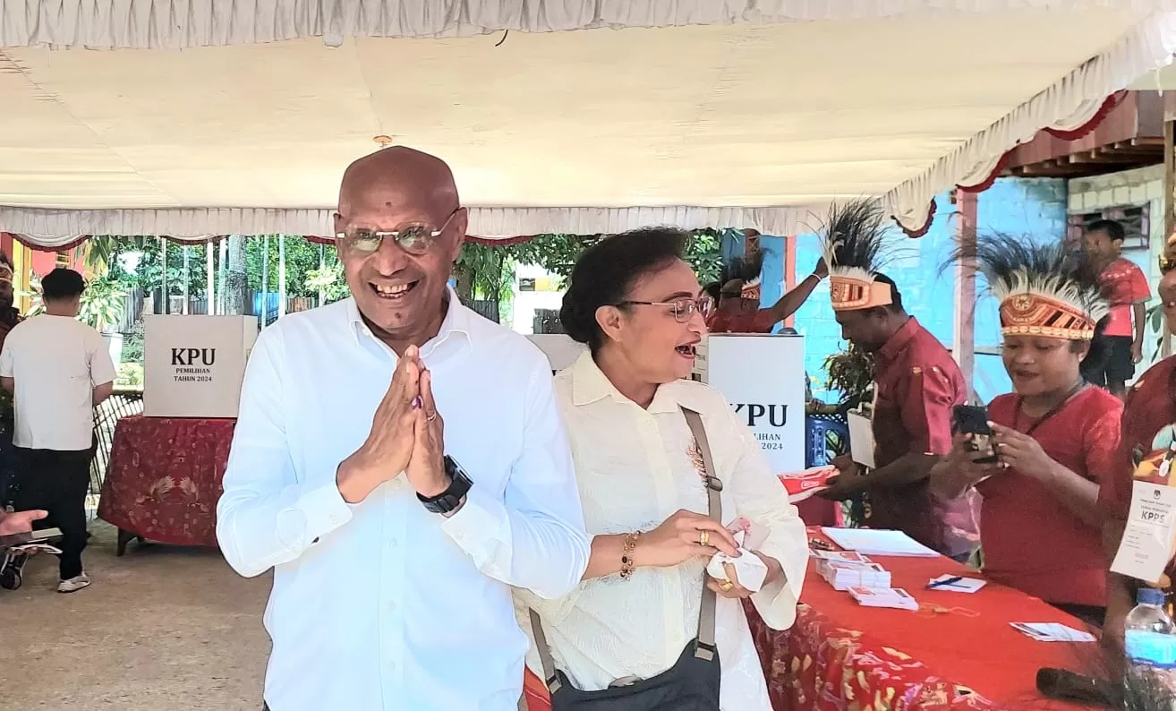 BTM bersama Istri Kristina R.I. Luluporo usai coblos di TPS 04, Kelurahan Wahno, Distrik Abepura Kota Jayapura Papua, Rabu (6/8/2025).  