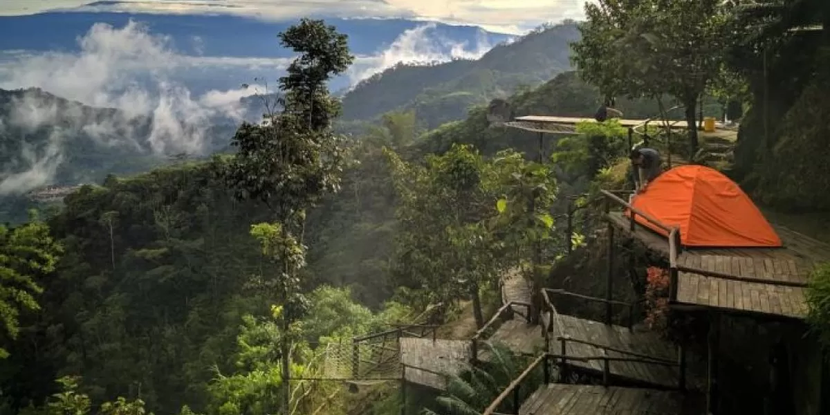 Bukit Ngisis Kulonprogo, salah satu tempat wisata yang menyedian area camping dan rumah pohon.