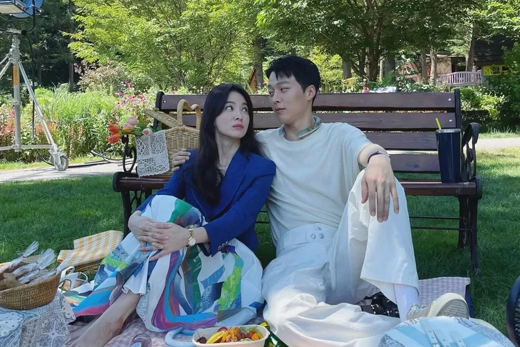 Drama 'Now We Are Breaking Up' episode 13 menampilkan Song Hye Kyo yang menunggu waktu berbagai perpisahan yang harus dialaminya (Instagram/@nowwearebreakingup_official)