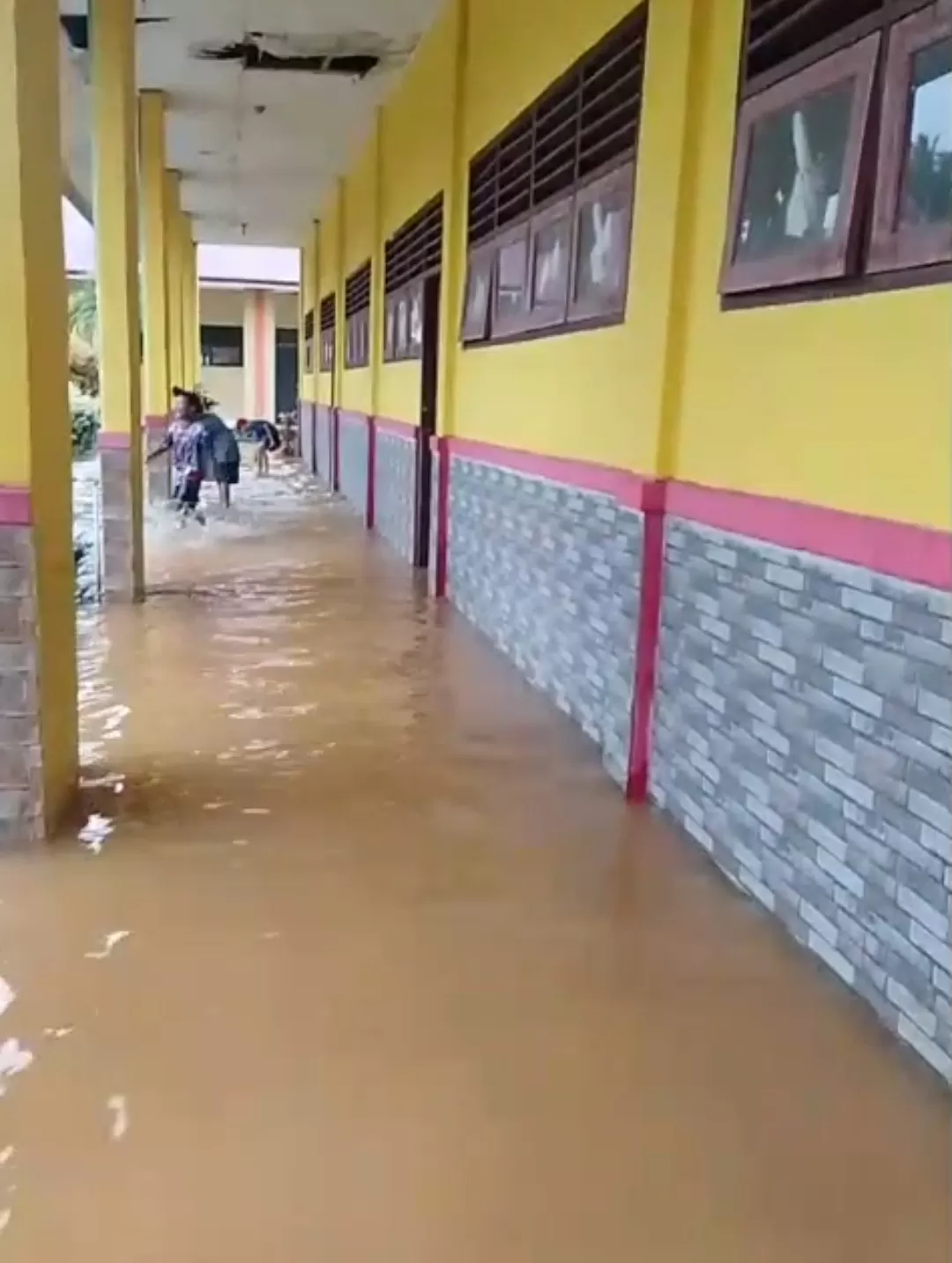 Banjir menggenangi sekolah 