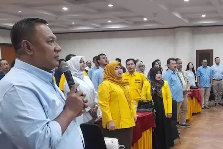 Ketua DPC Partai Gerindra Kota Depok, Pradi Supriatna (kiri), saat memimpin konsolidasi TKD  Prabowo Subianto - Gibran Rakabuming Raka Kota Depok. (Radar Depok)