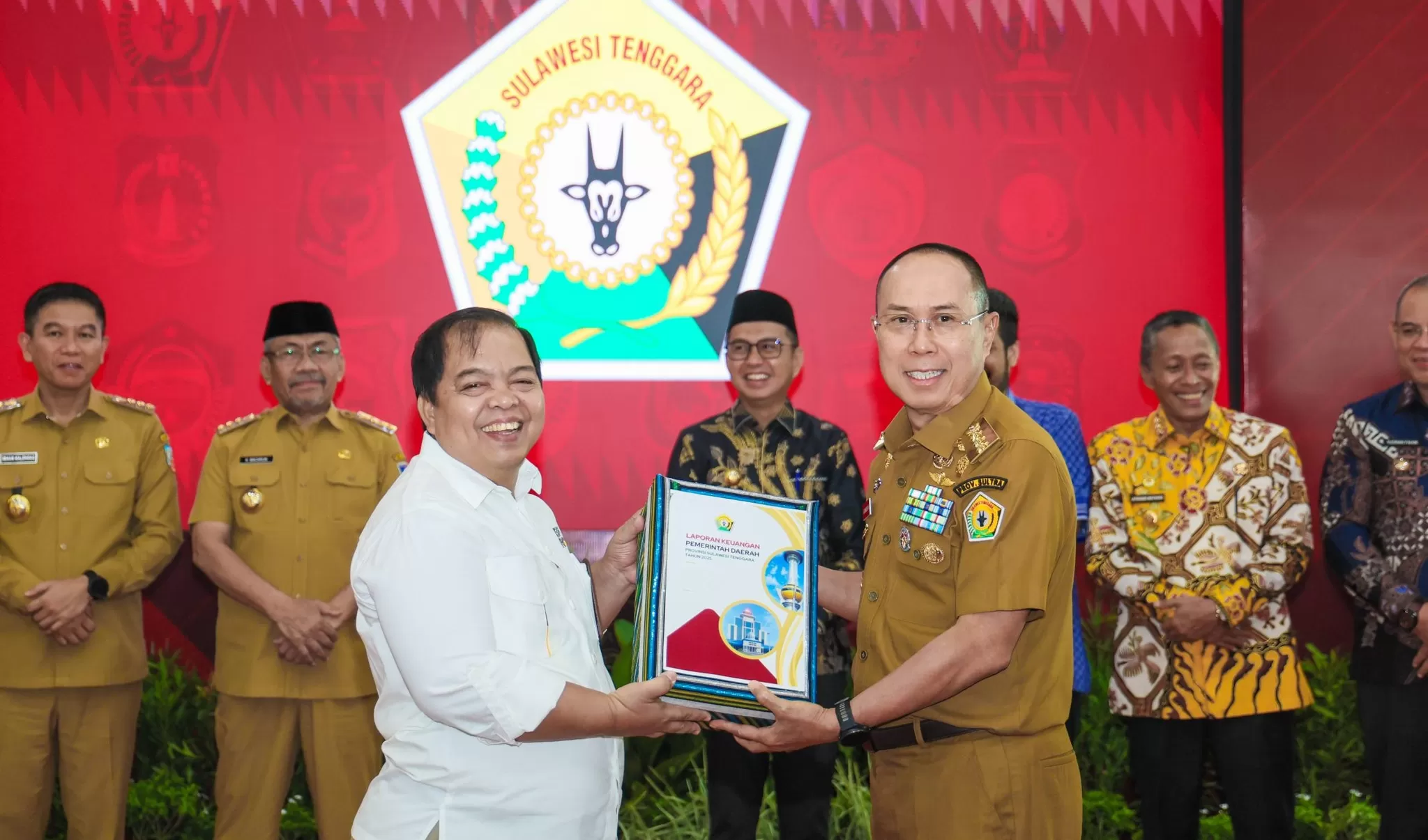 Gubernur Sultra Andi Sumangerukka menyerahkan dokumen LKPD 2025 kepada Kepala Perwakilan BPK RI di Sultra.