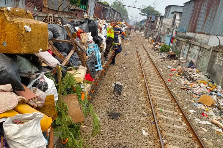 Tumpukan sampah terlihat di jalur Stasiun Kemayoran Jakarta, Rabu (7/8)  (Elizabeth Widowati )