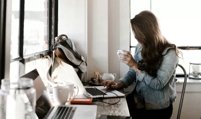 Kuliah sambil kerja bisa dikelola dengan mudah Foto oleh Andrew Neel