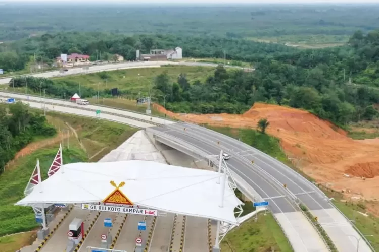 Jalan tol penghubung Sumatera Barat dan Riau telah memasuki tahap akhir pembangunan. Jalan penghubung ini ditargetkan rampung pada bulan April 2024. (Instagram: pupr_bpjt)