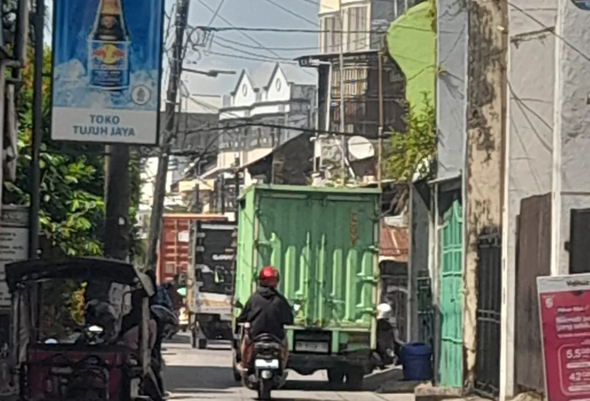 Aktivitas gudang kontainer di tengah Kota Makassar kembali disorot setelah warga mengeluhkan kemacetan akibat truk trailer. (Dok.Metroselebes.com/ade)
