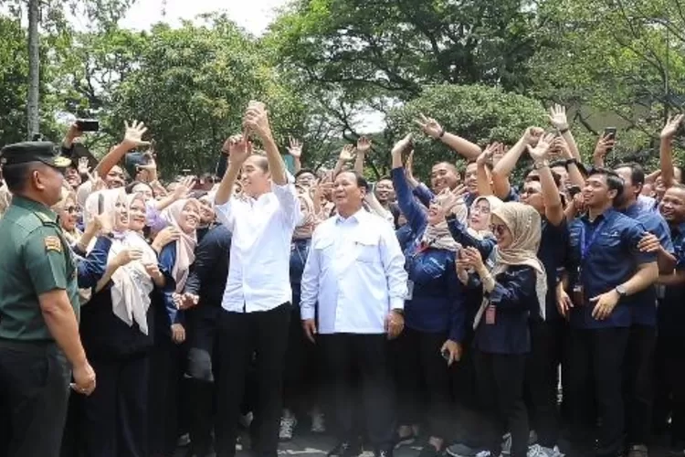 Momen Jokowi Dan Prabowo Subianto Kompak Pakai Kemeja Putih, Kode Keras ...