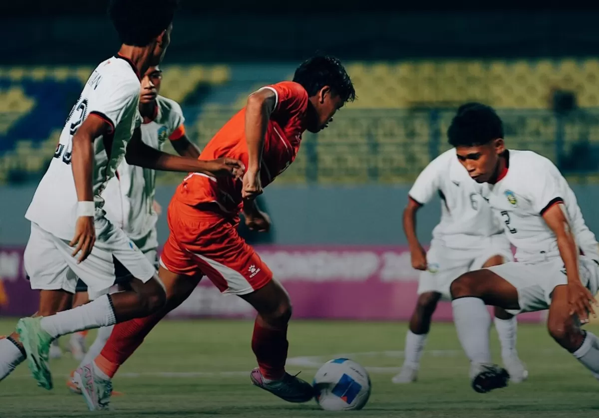 Pemain Indonesia mencoba melewati penjagaan dua pemain Timor Leste pada ASEAN U17 Boy's Championship 2026 di Sidoarjo, Indonesia. (PSSI)