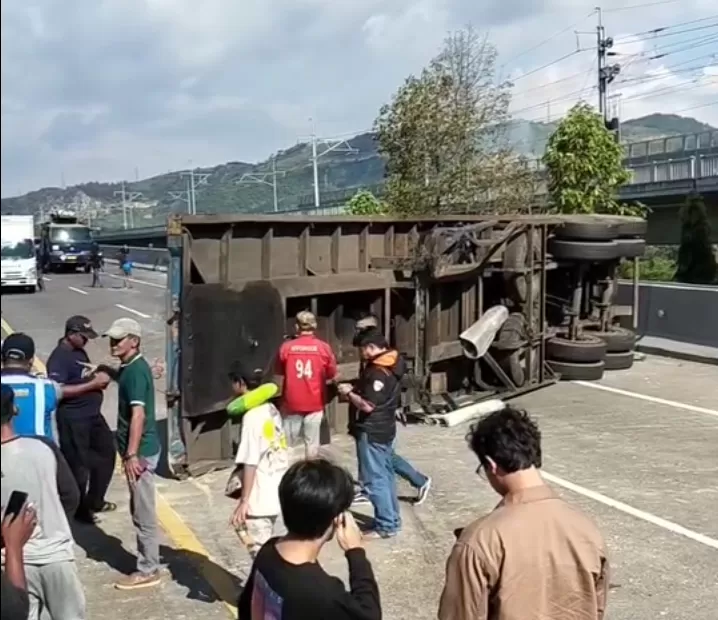 Kecelakaan Truk Kontainer Bikin Macet Panjang Di Tol Cipularang Arah ...