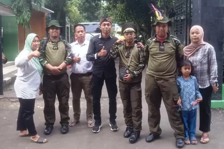 Sungkeman kepada orang tua siswa yang mengkuti program barak militer di Dodik Bela Negara Rindam III Siliwangi Cikole, Lembang, Kabupaten Bandung, Rabu (21/5). (ANDIKA EKA/RADAR DEPOK)