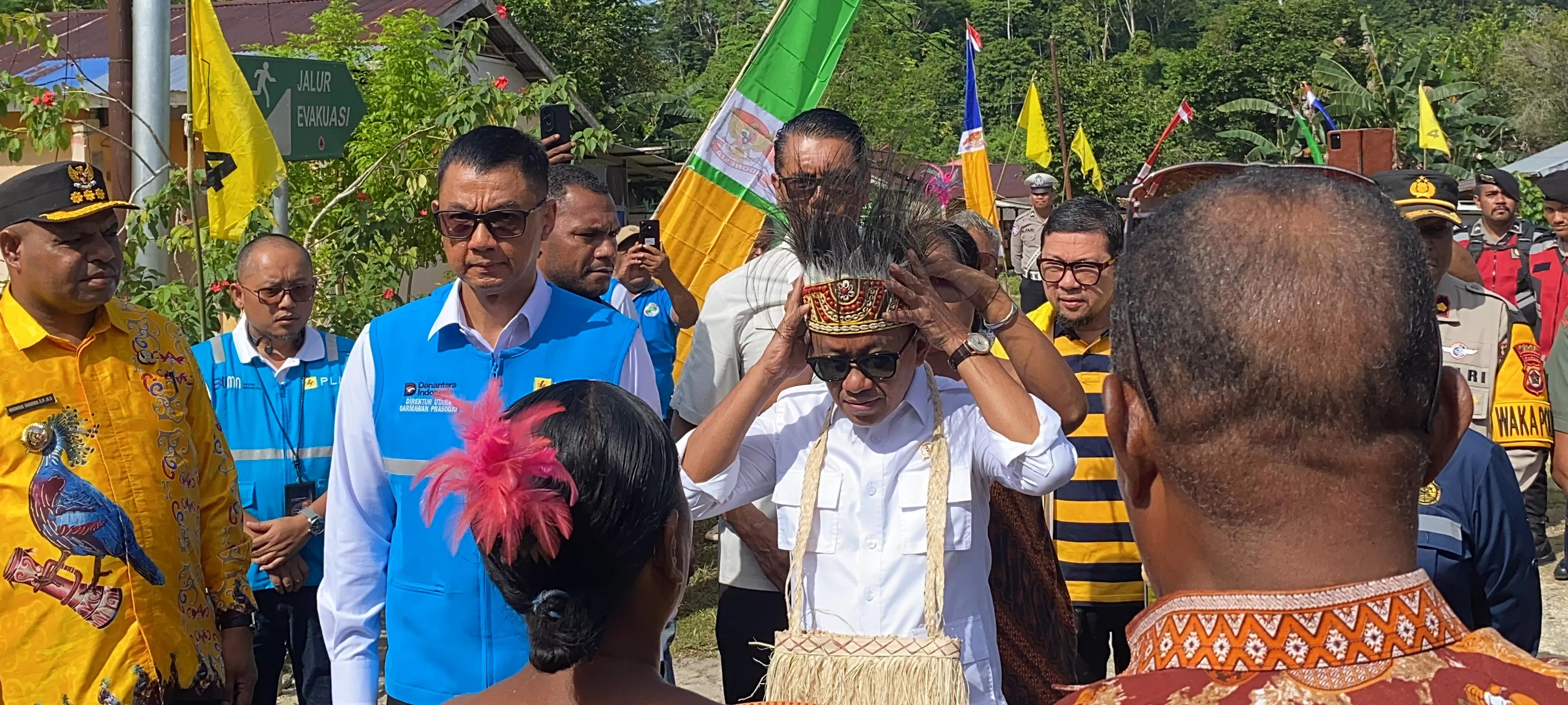 Bupati Supiori Heronimus Mansoben dan warga Supiori saat menyambut Menteri ESDM Bahlil Lahadalia, di Desa Sauyas, Supiori Timur, Jumat (24/7) (CENDERAWASIH POS/ISMAIL)