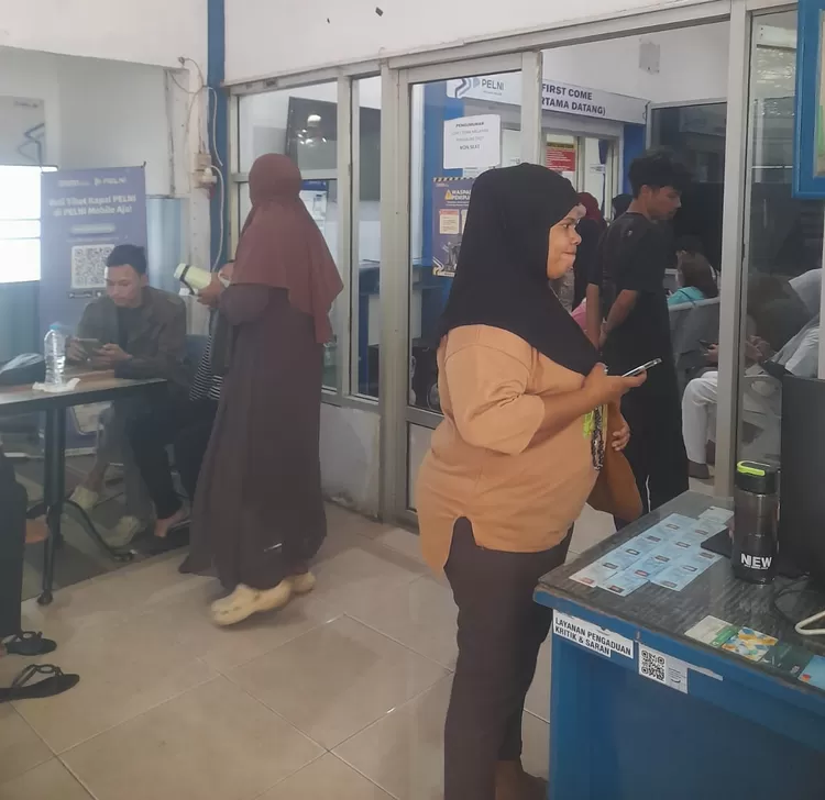 FOTO: Tampak calon penumpang tujuan Makassar - Nabire saat berada di loket tiket Pelni Cabang Makassar, Rabu, 12/8. (Dok.Metroselebes.com/Ramli)