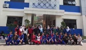  SMPN 34 Depok Lakukan Bebersih Sekolah di Peringatan World Clean Up Day 2025