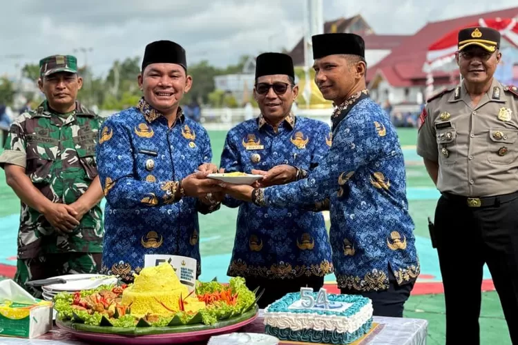 Bupati Heriyus dan Wabup Rahmanto dalam HUT KORPRI ke-54 (foto : Kalteng Lima)