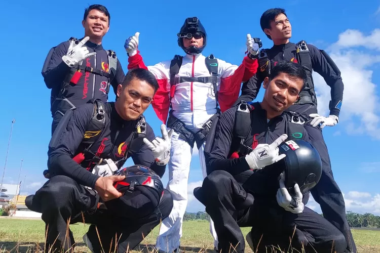 Tim terjun payung FS Kota Depok yang mewakili Kontingen Jawa Barat mendapatkan medali emas PON XXI Aceh-Sumatera Utara.  (DOK KONI KOTA DEPOK)