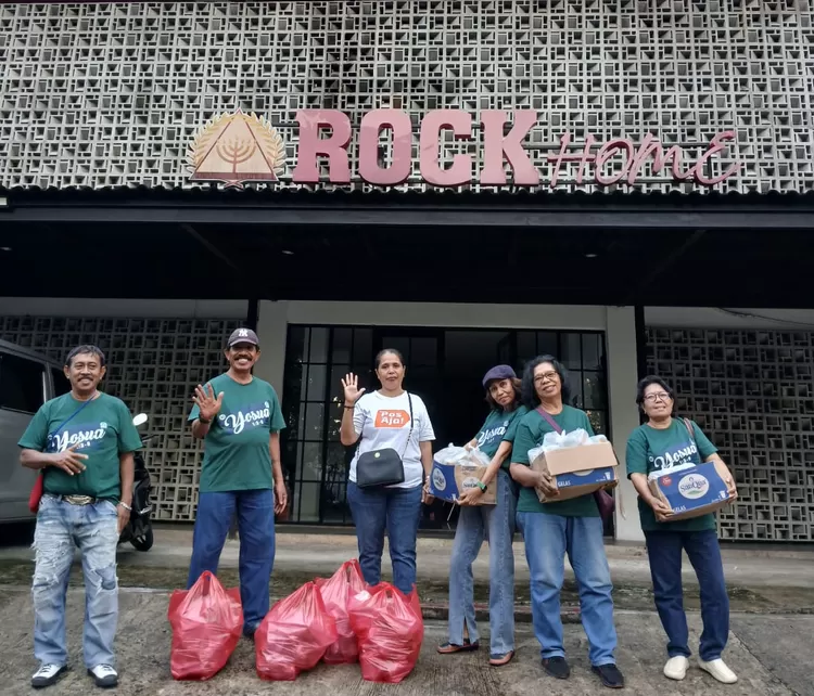 KC Yosua GBI Rock Home saat foto bersama sebelum membagikan takjil di Jalan Tole Iskandar, Kecamatan Pancoranmas, Kota Depok, Selasa (11/3/2025). 