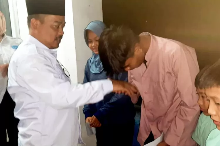 Pembina YCDS, Captain Dedy Susanto saat memberikan santunan kepada anak yatim (DOK.YCDS)