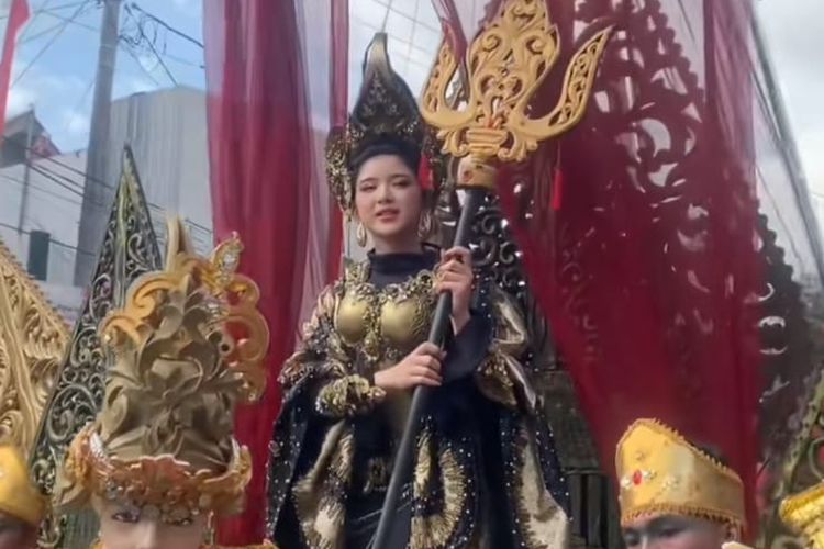 Tiara Andini Tampil Memukau di Jember Fashion Carnaval 2024, Gunakan Kostum Wayang hingga Kereta Raja