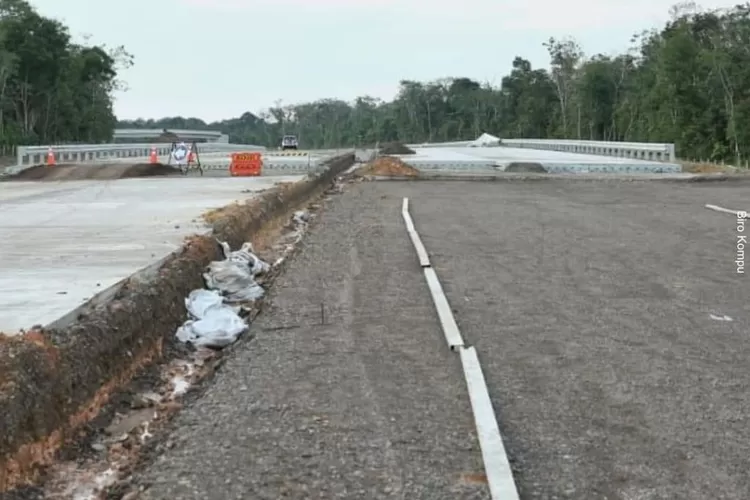 Jalan Tol Kapal Betung di Sumatera Selattan ini mundur dari jadwal penyelesaian pembangunan. target baru selesai di tahun 2025. Tol ini merupakan bagian dari Jalan Tol Trans Sumatera (JTTS). (Instagram: kemenpupr)