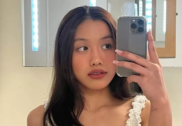 Laura Meizani atau akrab dengan sapaan Lolly, putri sulung Nikita Mirzani.