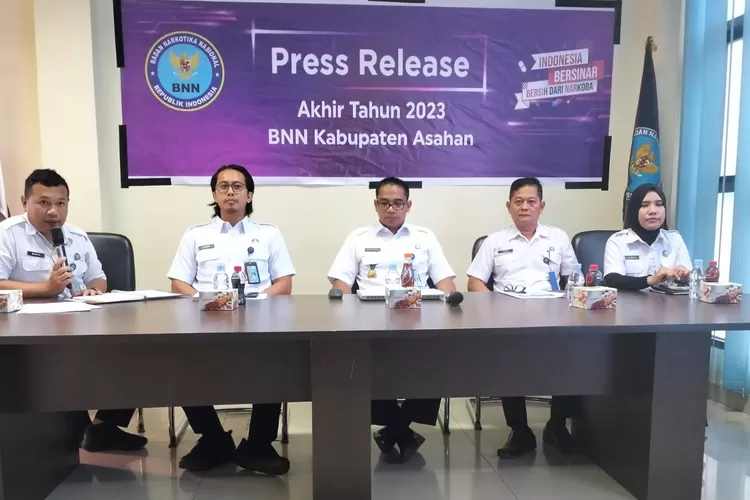 Kepala BNNK Asahan Adrea Retha Zulhelfi (tengah), beserta jajaran, dalam acara Press Release Akhir Tahun 2023. (HS)