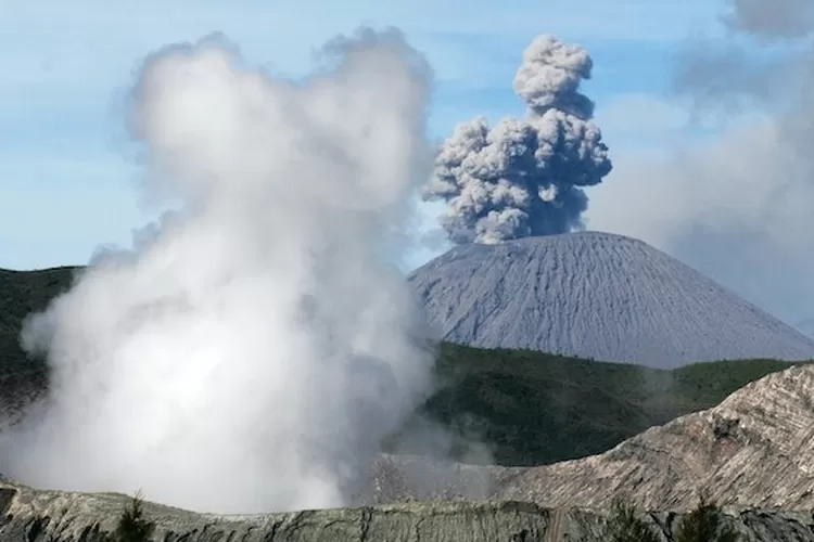 Gunung Semeru Erupsi! Letusan Dahsyat Capai 800 Meter, PVMBG Keluarkan Peringatan Keras (pexels.com/Jeffry Surianto)