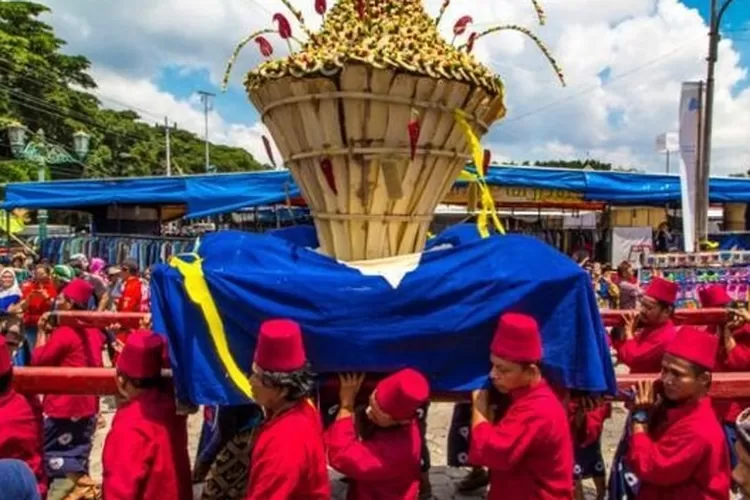 Yuk Mengenal Tradisi Grebeg Dan Gunungan, Yang Selalu Diadakan Saat ...