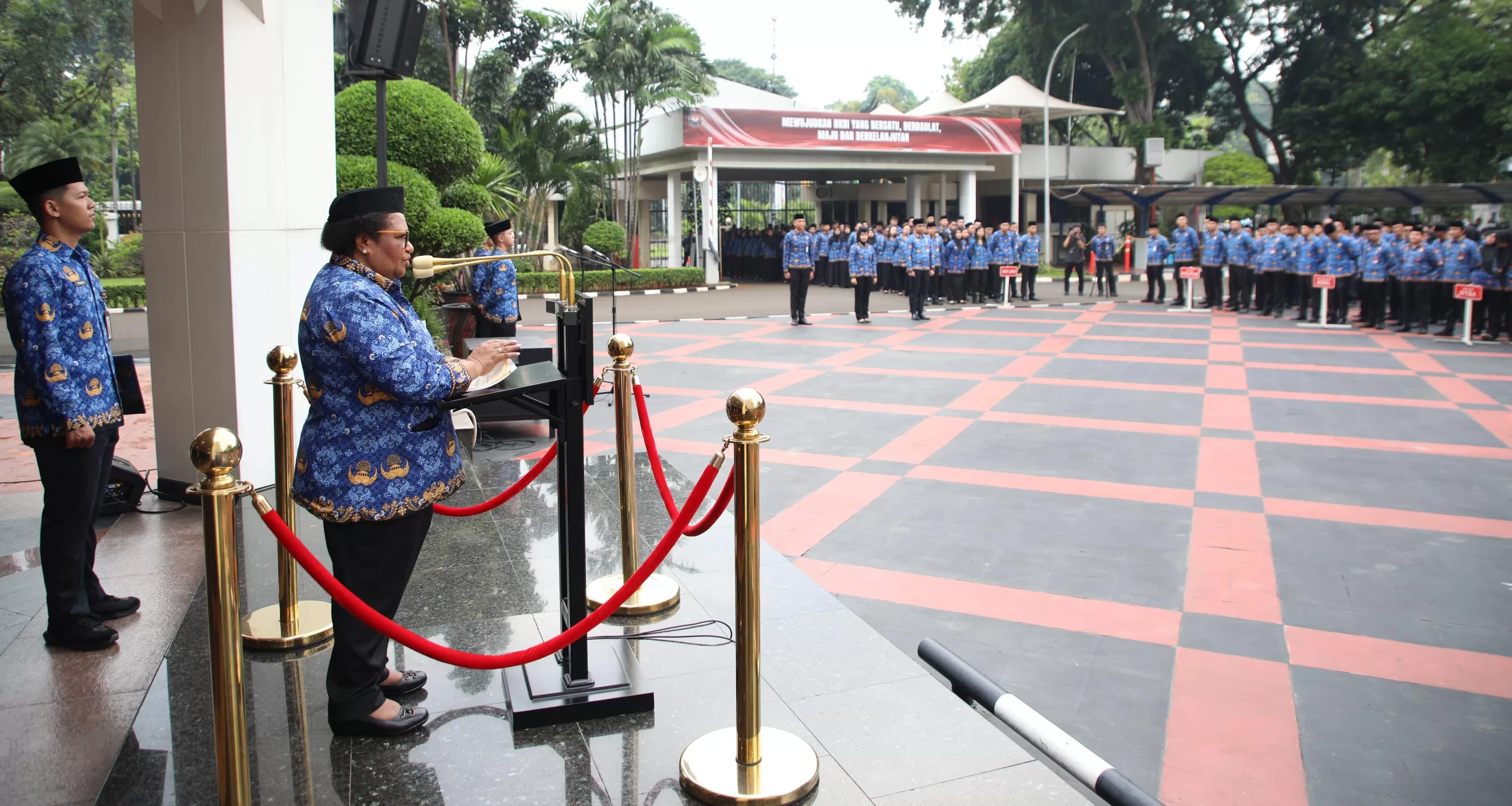 Wakil Menteri Dalam Negeri, Ribka Haluk, bertindak sebagai Inspektur Upacara di Peringatan Hari Lahir Pancasila di lingkungan Kementerian Dalam  Negeri, Jakarta. (HUMAS WAMENDAGRI)