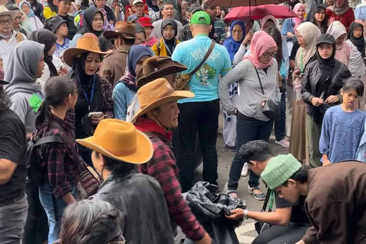 Relawan gelar aksi kebersihan di Asia Africa Corner, ajak masyarakat jaga kebersihan dan peringati Konferensi Asia Afrika. (Humas Bandung / GoraJuara.com)