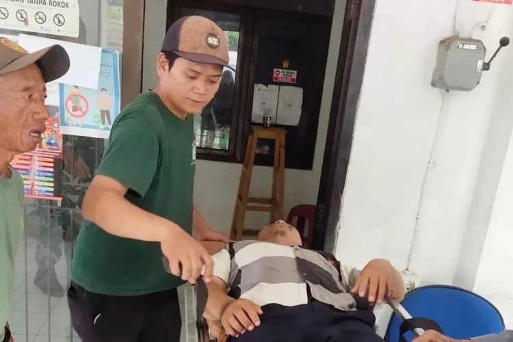 Penanganan terhadap Ketua Panitia Pemungutan Suara (PPS) Kelurahan Pasir Putih, Deden Arif saat pingsan ketika menjalankan tugas, Rabu (14/2). (DOKUMEN RADAR DEPOK)