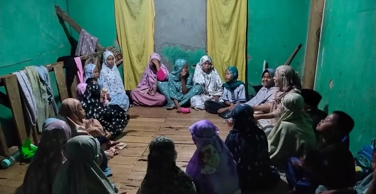 Mahasiswa KKN IAI Al-Azhary Cianjur mendampingi anak-anak belajar mengaji dalam kegiatan Sahabat Qur&rsquo;an Cilik di Desa Mekarwangi, Haurwangi. (FOTO: Ist) 