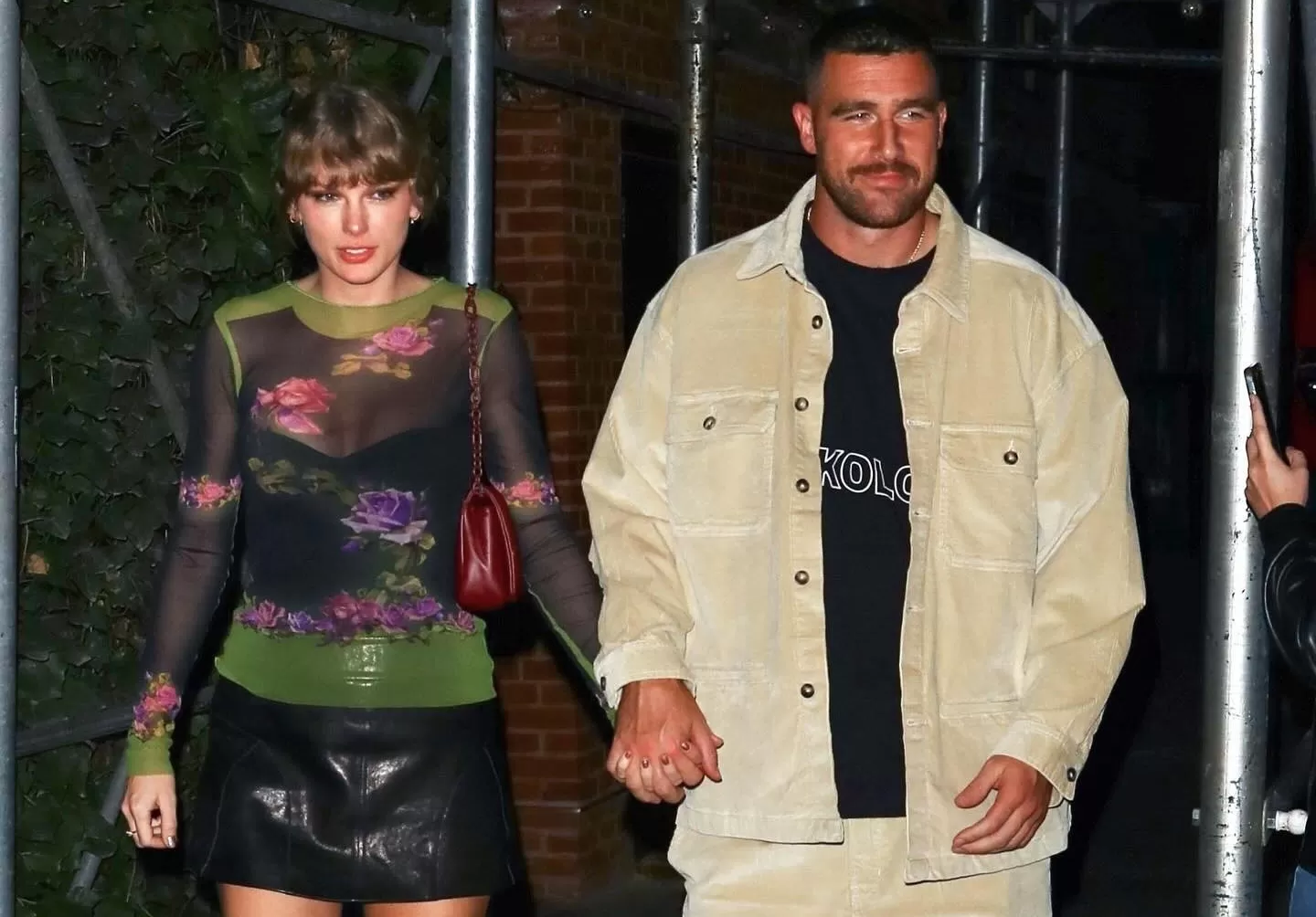 Taylor Swift dan Travis Kelce Umbar Kemesraan di Depan Umum, Go Public