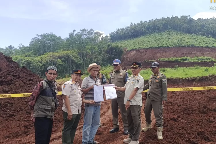 Satpol PP Purwakarta pasang Pol PP Line di lokasi cut and fill di Desa Pasirjambu, Kecamatan Maniis, Kamis 11 Desember 2025. (Dok: Bidang Gakda Satpol PP Purwakarta )