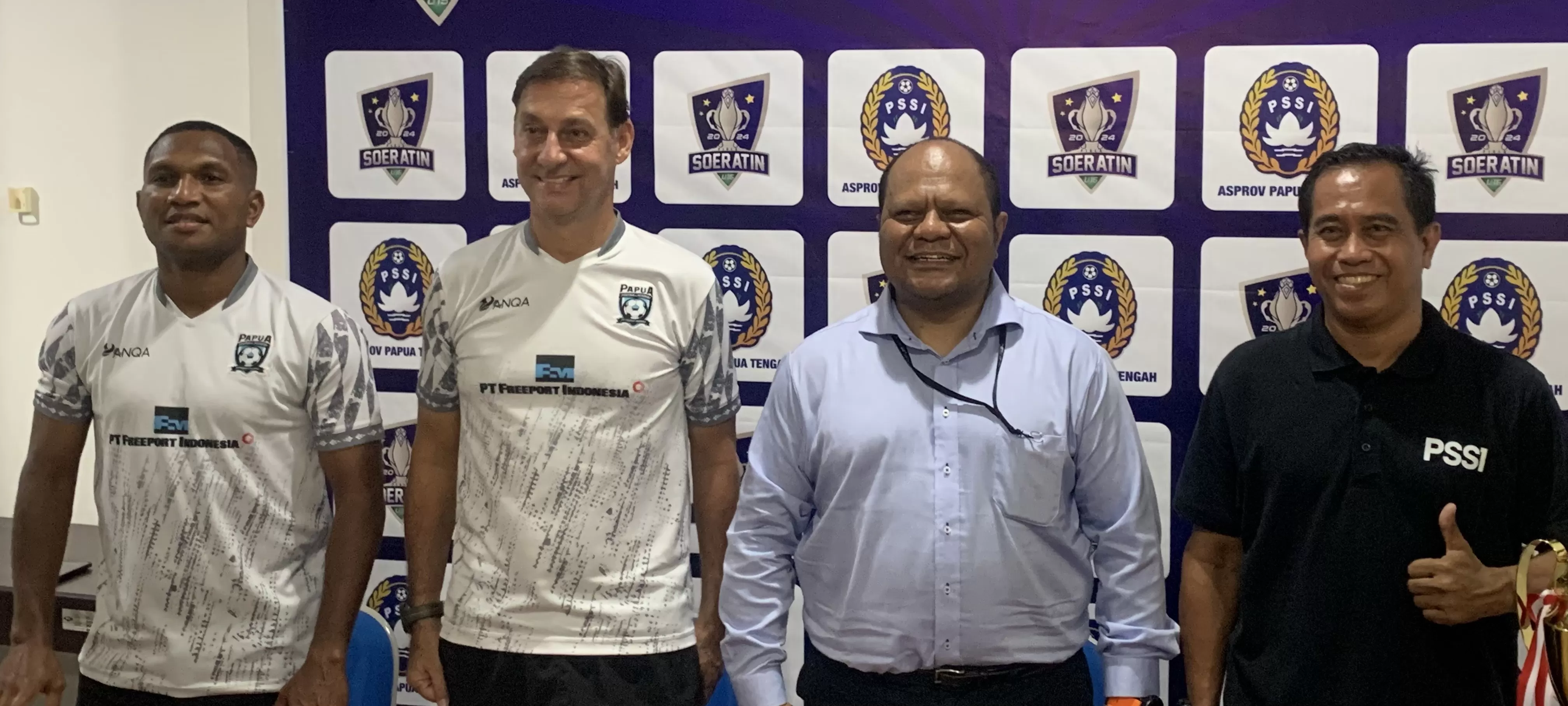 Dari Kanan ke Kiri: Pelaksana Tugas (Plt) Direktur Teknik Asprov PSSI Papua Tengah, Manager Sport Management PTFI, Direktur Akademi PFA dan Pelatih Kepala PFA dalam konferensi pers. (CENDERAWASIH POS/