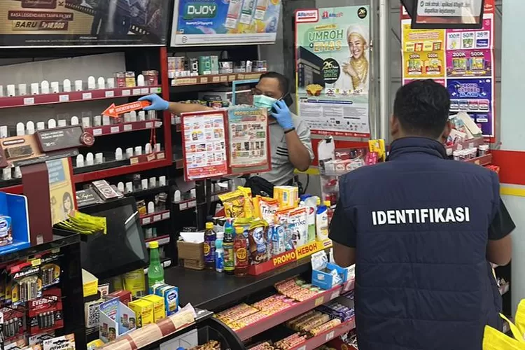 Petugas memeriksa lokasi kejadian pencurian dengan pemberatan di salah satu Minimarket di Plantaran Kaliwungu Senin 13 oktober 2025 . (dokumen )