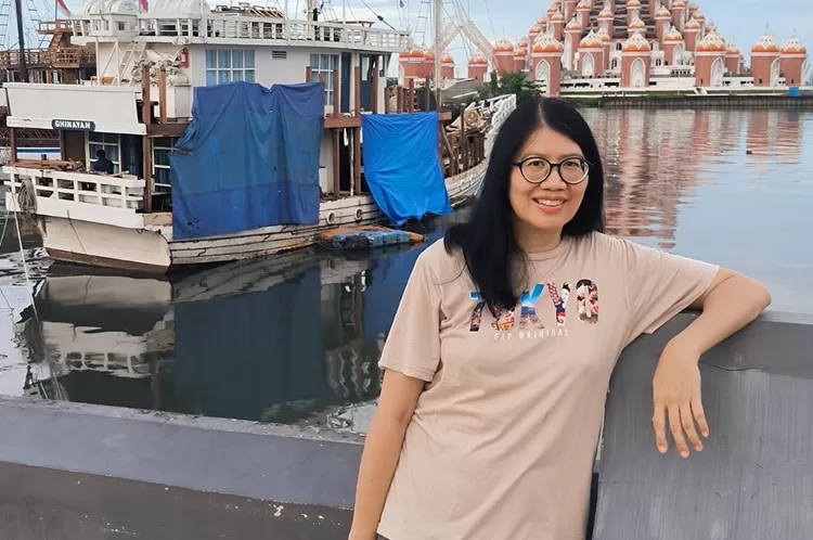 Setelah tinggal di Rutan, kesan itu perlahan mulai luruh. Saat petugas Rutan mengenalkan dirinya kepada Wisnu (bukan nama sebenarnya), seorang pengacara pintar namun bersahaja, Wija bisa merasakan aura ketulusan dan rona kejujuran di wajah Wisnu. Wija pun langsung percaya. Dalam beberapa kali pertem