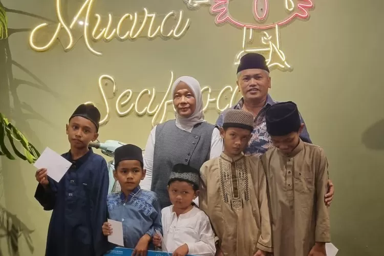 Executive General Manager PT Pelindo Regional 1 Belawan Jonedi Ramli saat foto bersama anak yatim dalam rangka buka puasa bersama di Kafe Muara seafood.  (Realitasonline.id - Ist)