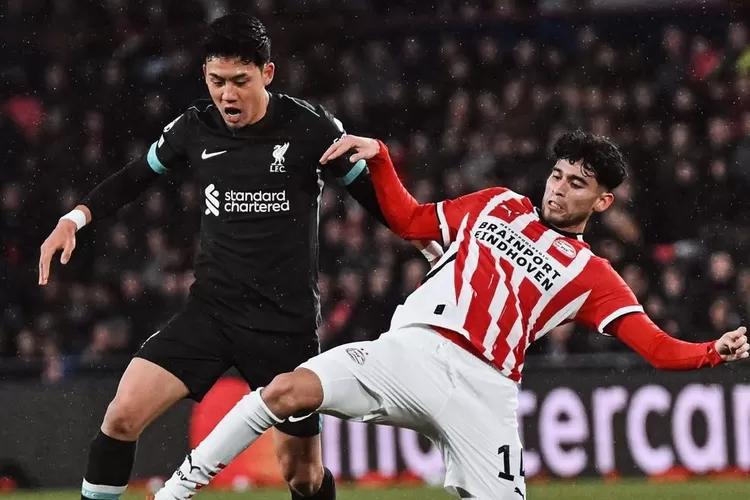 Duel Ricardo Pepi dan Wataru Endo dalam laga Liga Champions antara PSV dan Liverpool, Rabu 29 Januari 2025. (Instagram @liverpoolfc)